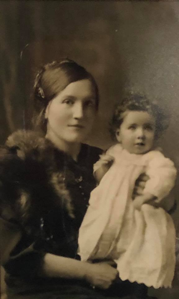 Elizabeth Higgins Claremorris with daughter Lily in 1922